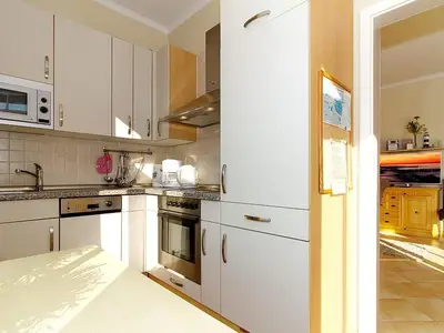 Küche mit Backofen und Geschirrspüler