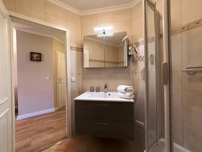 Badezimmer mit Dusche