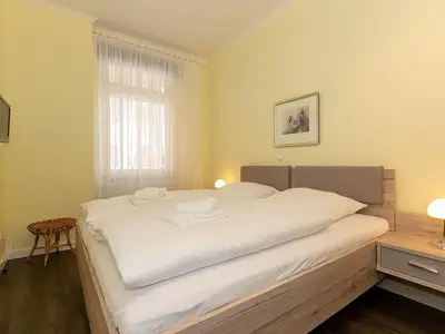 Schlafzimmer mit Doppelbett