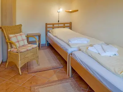 Schlafzimmer mit zwei Einzelbetten