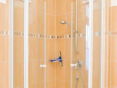 Badezimmer mit Dusche