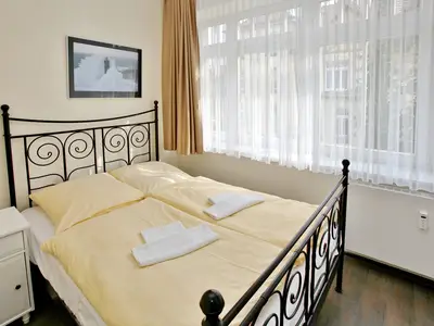 Schlafzimmer mit Doppelbett