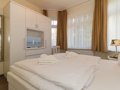 Schlafzimmer mit Doppelbett und Flatscreen TV - gbmv0-01 - Großenbrode