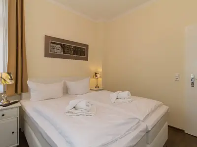 Schlafzimmer mit Doppelbett