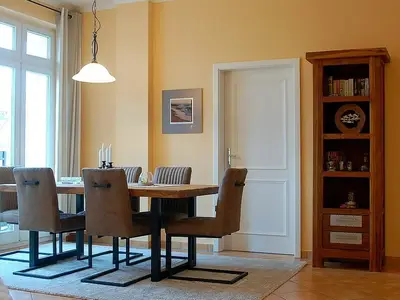 Wohn-Essbereich mit Couch und Esstisch