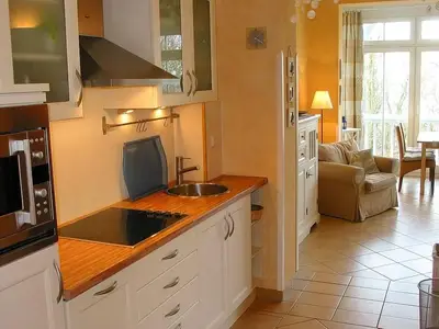 Küchenzeile mit Mikrowelle