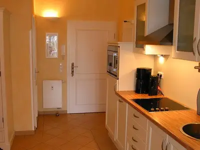 Küchenzeile mit Mikrowelle