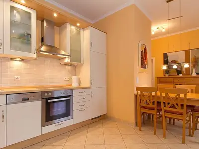 Küchenzeile mit Esstisch und Sitzgelegenheit