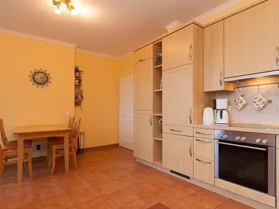 Küchenzeile mit Esstisch und Sitzgelegenheit