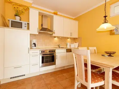 Küchenzeile mit Backofen