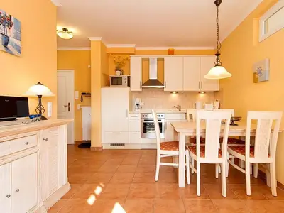 Küchenzeile mit Esstisch und Sitzgelegenheit