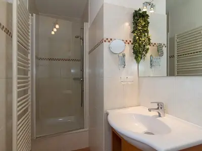 Badezimmer mit Dusche