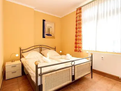 Schlafzimmer mit Doppelbett