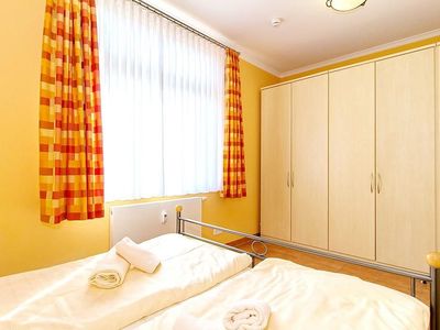 Schlafzimmer mit Doppelbett und Kleiderschrank