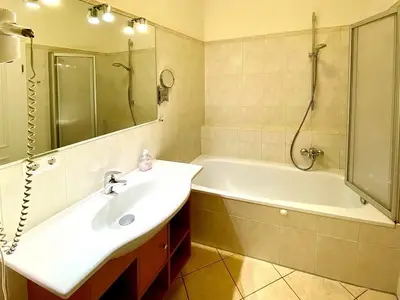 Badezimmer mit Duschwanne