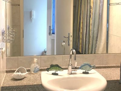 Badezimmer mit Waschtisch und Spiegel