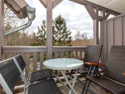 Überdachter Balkon mit Gartenmöbeln