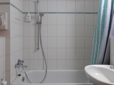 Bad/Dusche. Bad mit Badewanne und Duschvorrichtung