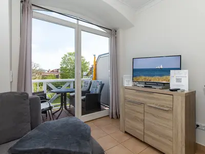 Wohn-Essbereich mit Couch und Flatscreen-TV