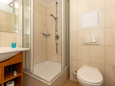 Badezimmer mit Dusche
