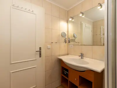 Badezimmer mit Dusche