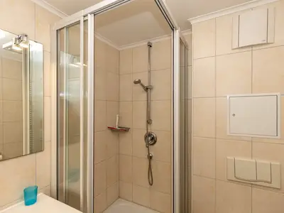 Badezimmer mit Dusche