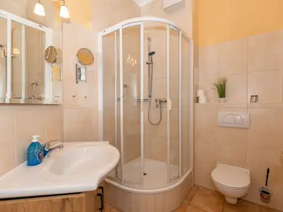 Badezimmer mit Dusche