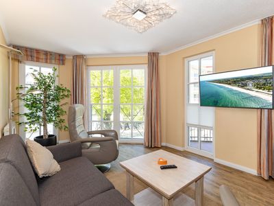 Wohn-Essbereich mit Couch und Flatscreen-TV