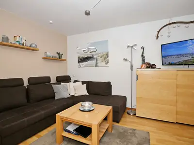 Wohnzimmer mit Sideboard und TV