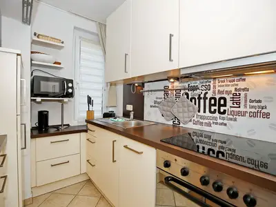 Küchenzeile mit Ceranfeld