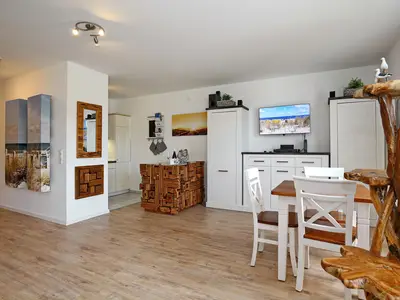 Wohnzimmer mit Esstisch und Küchenzeile