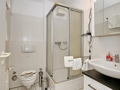 Badezimmer mit Dusche und WC