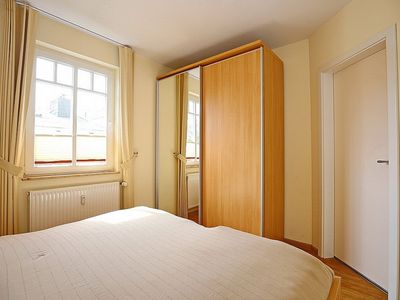 Schlafzimmer mit Kleiderschrank