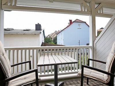 Balkon mit Süd-Ausrichtung und Gartenmöbeln