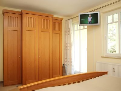 Schlafzimmer mit Kleiderschrank und TV