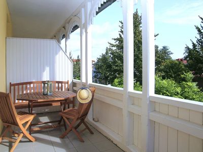 Balkon mit Ost-Ausrichtung und Gartenmöbeln