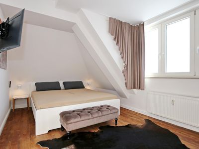 erstes Schlafzimmer mit Doppelbett