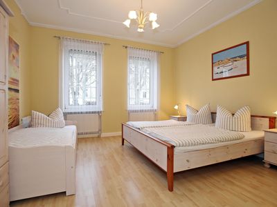 Schlafzimmer mit Doppelbett und Einzelbett