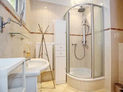 Badezimmer mit Dusche