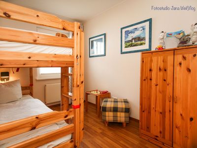 Schlafzimmer mit Etagenbett und Kleiderschrank