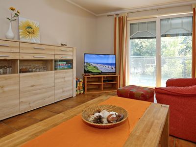 Wohnzimmer mit TV und Vitrinen Schrank