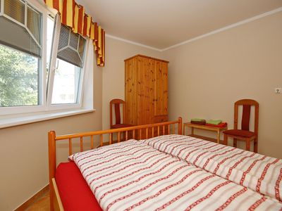 zweites Schlafzimmer mit Kleiderschrank und 2 Stühlen