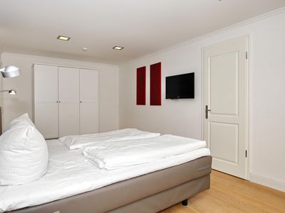 Schlafzimmer mit Kleiderschrank