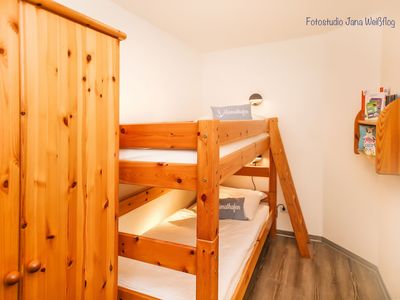 2. Schlafzimmer mit Etagenbett und Kleiderschrank