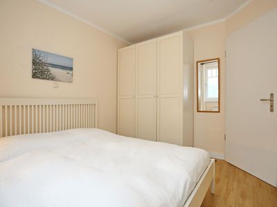 Schlafzimmer mit Doppelbett und Kleiderschrank