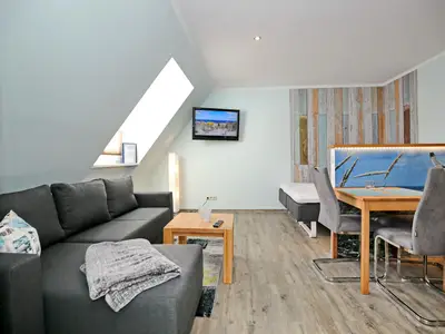 Wohnzimmer mit Sofa und TV