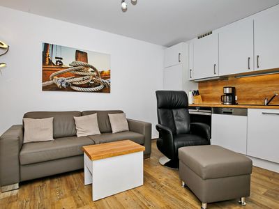 Wohnzimmer mit Sofa und Küchenzeile