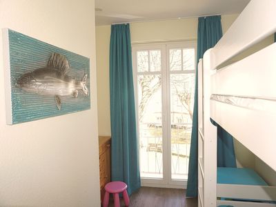 Kinderzimmer mit Blick nach draußen