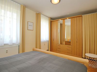 Schlafzimmer mit Kleiderschrank