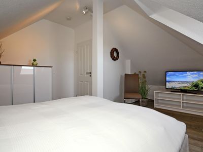 2. Schlafzimmer mit Doppelbett und TV